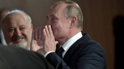Путин не упускает возможности пошутить над Песковым в День смеха