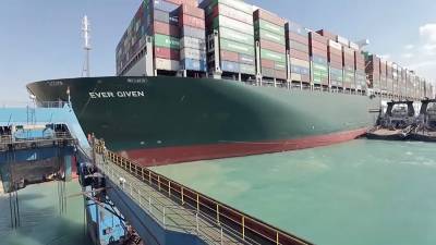 Снятый с мели контейнеровоз вновь заблокировал Суэцкий канал