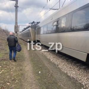 В Днепропетровской области сошел с рельсов поезд сообщением Киев-Запорожье. Фото