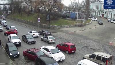 После столкновения с внедорожником: в Киеве женщина с перепугу протаранила 2 машины – видео