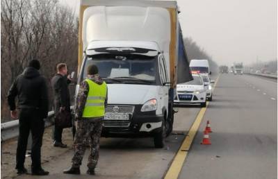 В Ростовской области на трассе сбили вышедшего из машины водителя