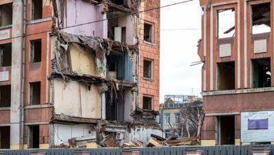 На Васильевском начался демонтаж здания школы