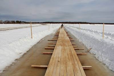 Для переправы в сыктывкарские заречные поселки монтируют деревянные мостки