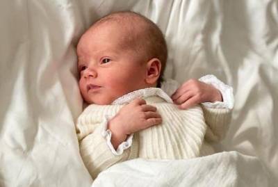 Придворные обнародовали первое фото новорожденного сына принца Швеции