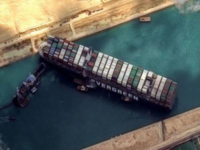 Гигантский контейнеровоз, снятый утром с мели, вновь заблокировал Суэцкий канал (фото)