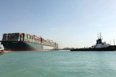 Суэцкий канал разблокировали: контейнеровоз срочно покидает путь