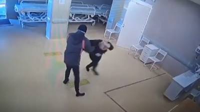 Пьяный пациент избил женщину-охранника волгоградской больницы. Видео