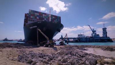 Шестидневная пробка и миллиардные убытки: контейнеровоз Ever Given сняли с мели в Суэцком канале
