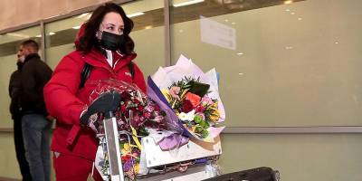 "Молодежка ОНФ" и PutinTeam встретили в аэропорту победивших на ЧМ российских фигуристок