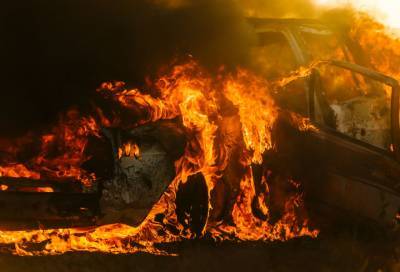В Ломоносовском районе неизвестные подожгли BMW жителя Тихвина