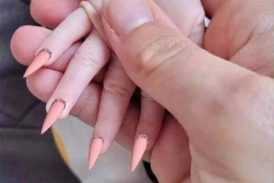 Мать нарастила ногти младенцу ради рекламы и была обругана в сети