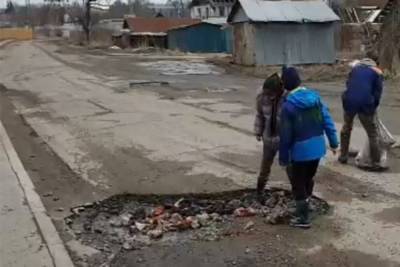 Школьники отремонтировали дорогу в брянском поселке