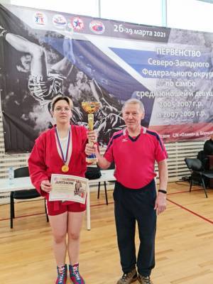 Школьница из Луги завоевала золото на Первенстве СЗФО по самбо
