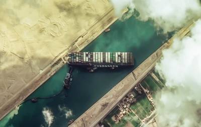 Снятый с мели контейнеровоз начал движение по Суэцкому каналу