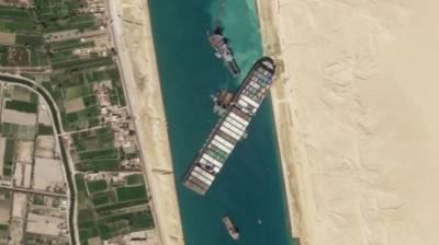 Разблокированный контейнеровоз снова встал поперек Суэцкого канала