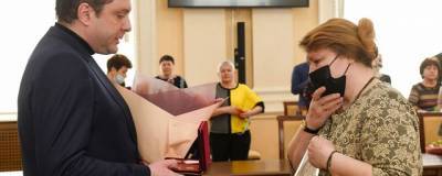Смоленский губернатор наградил мать погибшей при спасении подростка школьницы