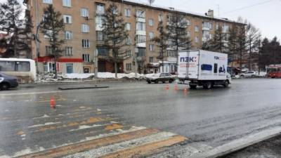 В Новосибирске грузовик сбил девочку