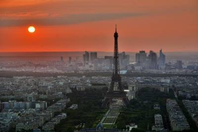 Париж потерял миллиарды евро из-за спада туризма и мира