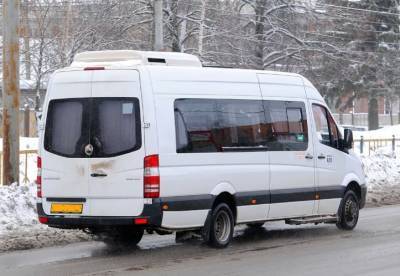 В Смоленске водитель автобуса свернул с маршрута, чтобы помочь пенсионерке