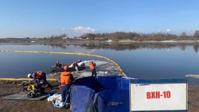 Масштабный разлив нефтепродуктов ликвидируют в Новгородской области