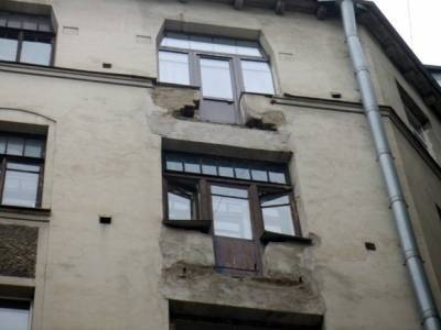 «Нет балкона — нет проблем»: жильцов петербургского дома избавили от аварийных метров