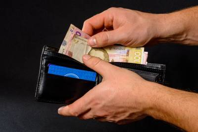 Зарплаты украинцев выросли более чем на 200 гривен за февраль: данные Госстата