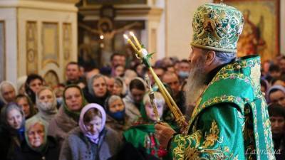 Несмотря на запрет: в лавре сотни монахов и киевлян без масок молились за спасение от COVID-19
