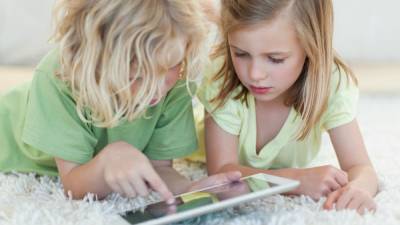 Зависимость, снижение внимания и плохое поведения: почему скука полезнее для детей, чем смартфон