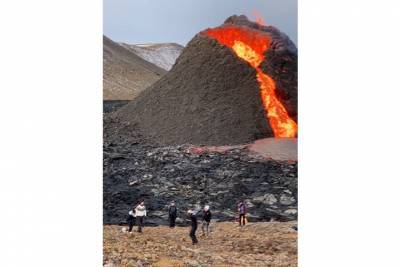 Исландцы удивили Сеть игрой в волейбол на фоне извержения вулкана