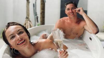 Владимир Остапчук показал интимное фото, где купается в ванне с женой