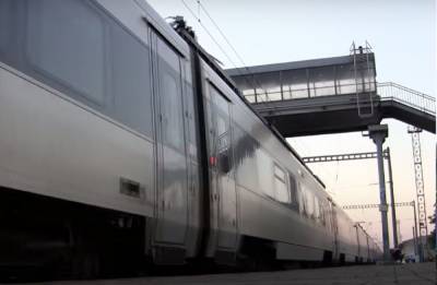 Троща на залізниці: швидкісний потяг Київ-Запоріжжя злетів з рейок. Кадри з місця подій