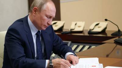 Путин наградил дипломатов за вклад в реализацию внешней политики