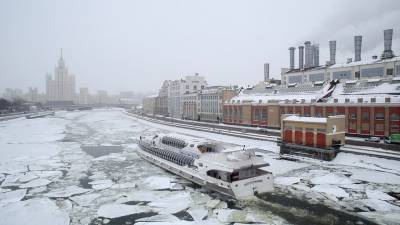 На Москве-реке со льдины спасли велосипедистов-экстремалов