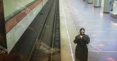 Девушка распахнула плащ перед камерой в московском метро и показала нижнее белье