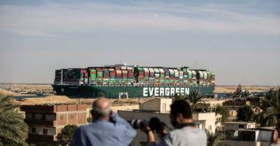 Снятый с мели контейнеровоз Ever Given отбуксировали в озеро посреди Суэцкого канала