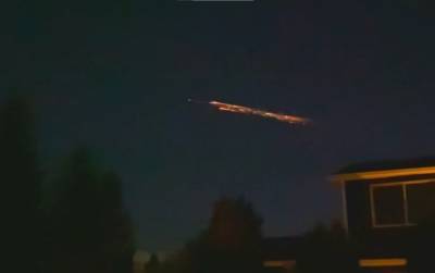 Впечатляющее световое шоу: обломки ракеты Falcon 9 разлетелись в ночном небе северо-запада США