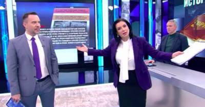 Ведущая российского ТВ упала и сломала руку после слов о Голодоморе в Украине (видео)