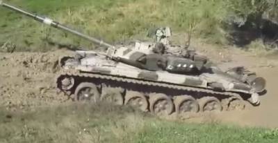 В сети показали беспомощность основного боевого танка ВС РФ перед лужей (ВИДЕО)