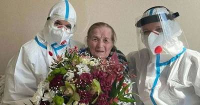 "Впервые попала в больницу": В Черновцах 100-летняя женщина победила COVID-19 (фото)