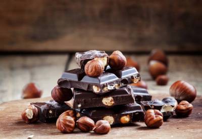 Не больше двух кусочков: диетолог назвала максимальную дозу шоколада в день