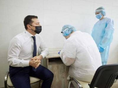 Вколовшего вакцину Зеленского атаковали не поверившие ему украинцы