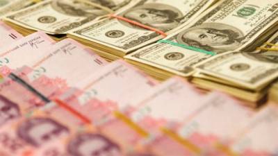 Доллар 2 марта упал после распродаж бизнеса под налоги