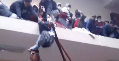 В университете Боливии погибли 5 человек, упав с высоты из-за сломанного ограждения – видео 18+