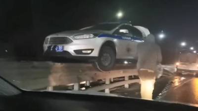 В Подмосковье полицейский автомобиль завис на отбойнике