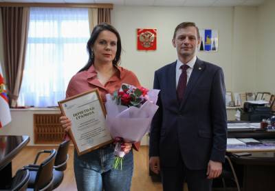Сахалинскому тренеру по лыжным гонкам Ирине Улитиной вручили грамоту минспорта
