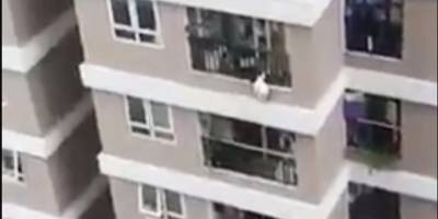 Во Вьетнаме мужчина спас двухлетнюю девочку, которая выпала с балкона 12 этажа – видео - ТЕЛЕГРАФ