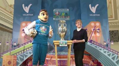 В Санкт-Петербург из штаб-квартиры УЕФА доставили серебряный кубок Чемпионата Европы по футболу