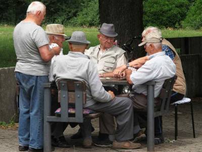 Работающим пенсионерам старше 60 лет могут сократить продолжительность рабочего дня летом