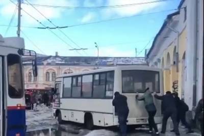 В центре Ярославля пассажиры вынуждены были выталкивать маршрутку из ледового плена