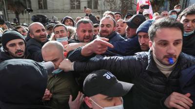 Грузинская оппозиция обвиняет власти в разгроме офиса партии Саакашвили
